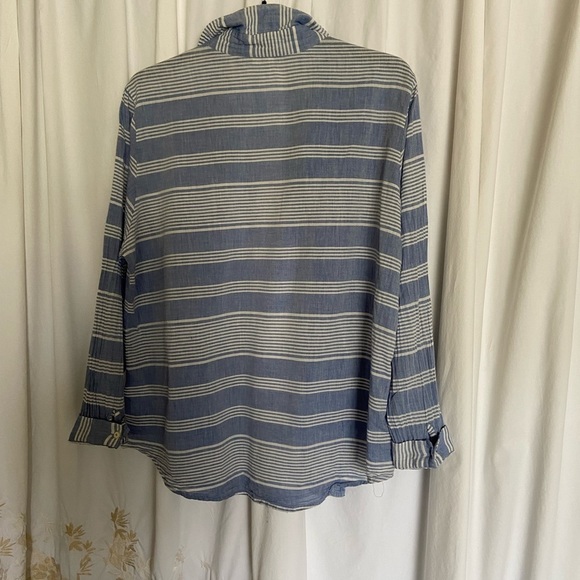 WOMEN Sz-L From Lili’s Closet- Button-Up Long Sleeves Top- Super Soft & Light - Picture 8 of 13